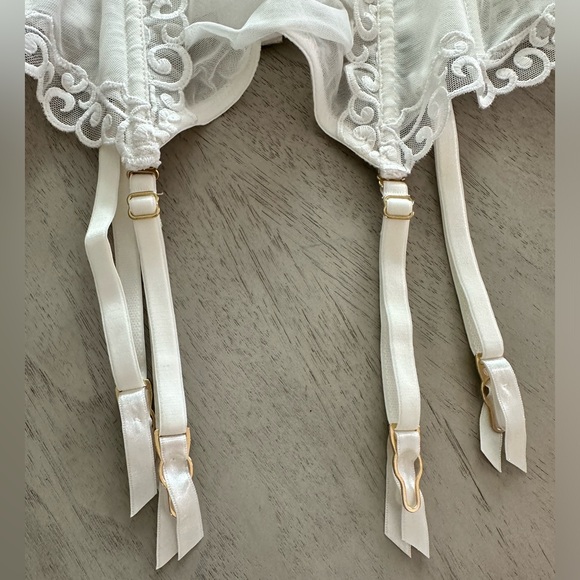 Victoria’s Secret Lace Corset with Push Up Bra, Crystal accent and rouging - Picture 8 of 12